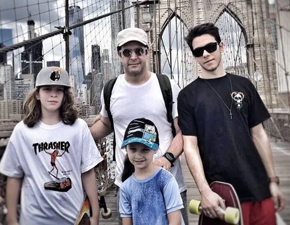 Após curtir a Olimpíada ao lado de Débora Falabella, Murilo Benício vai para Nova York com os filhos