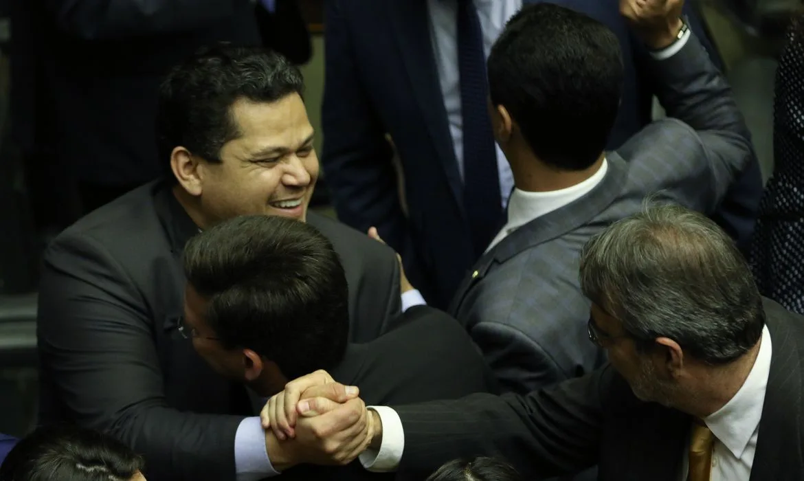 O presidente do Senado, Davi Alcolumbre, conversa com líderes partidários durante sessão do Congresso Nacional votar oito vetos presidenciais. Um dos vetos (VET 52/2019) trata de dispositivos da Lei de Diretrizes Orçamentária (LDO 2020) que prevê a execução obrigatória das emendas de comissões permanentes do Senado e da Câmara dos Deputados e de comissões mistas […]