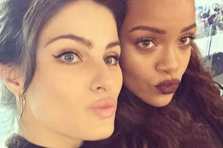 Isabeli Fontana faz selfie com Rihanna durante jogo de futebol