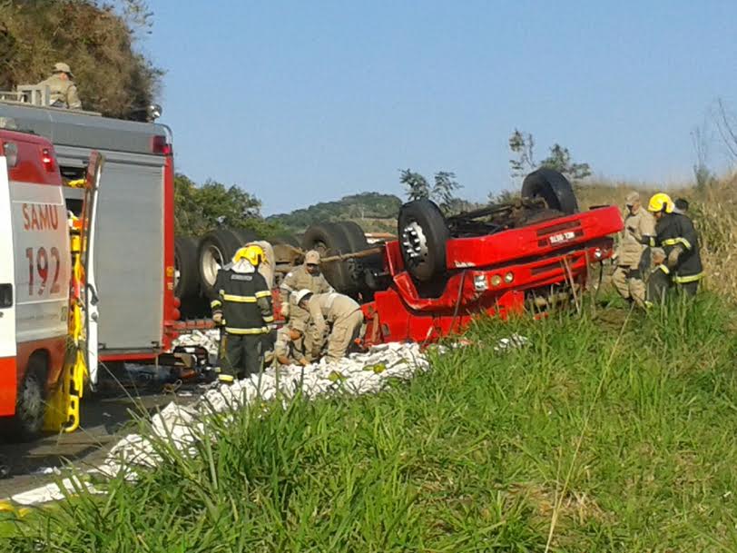 Caminhão de mamão tomba e deixa trânsito complicado na BR-262, em Domingos Martins