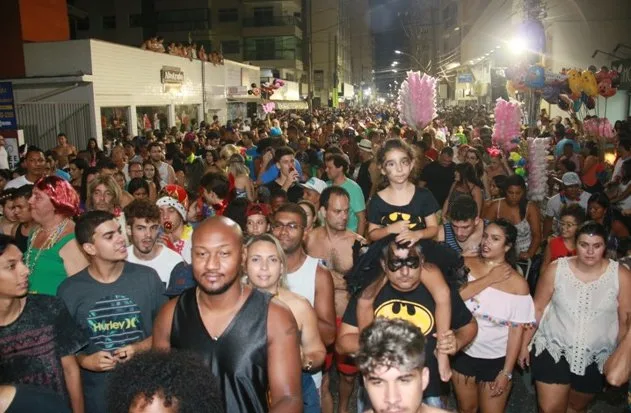 Blocos, escola de samba e matinês agitam o Carnaval em Guarapari. Veja a programação!