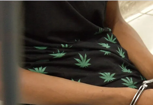 Jovem com camisa de maconha é preso com droga em Vila Velha