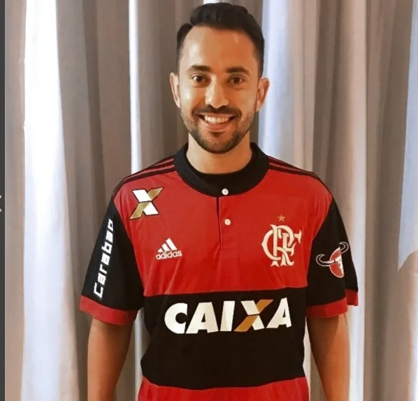 Éverton Ribeiro é recebido com festa da torcida do Flamengo em aeroporto