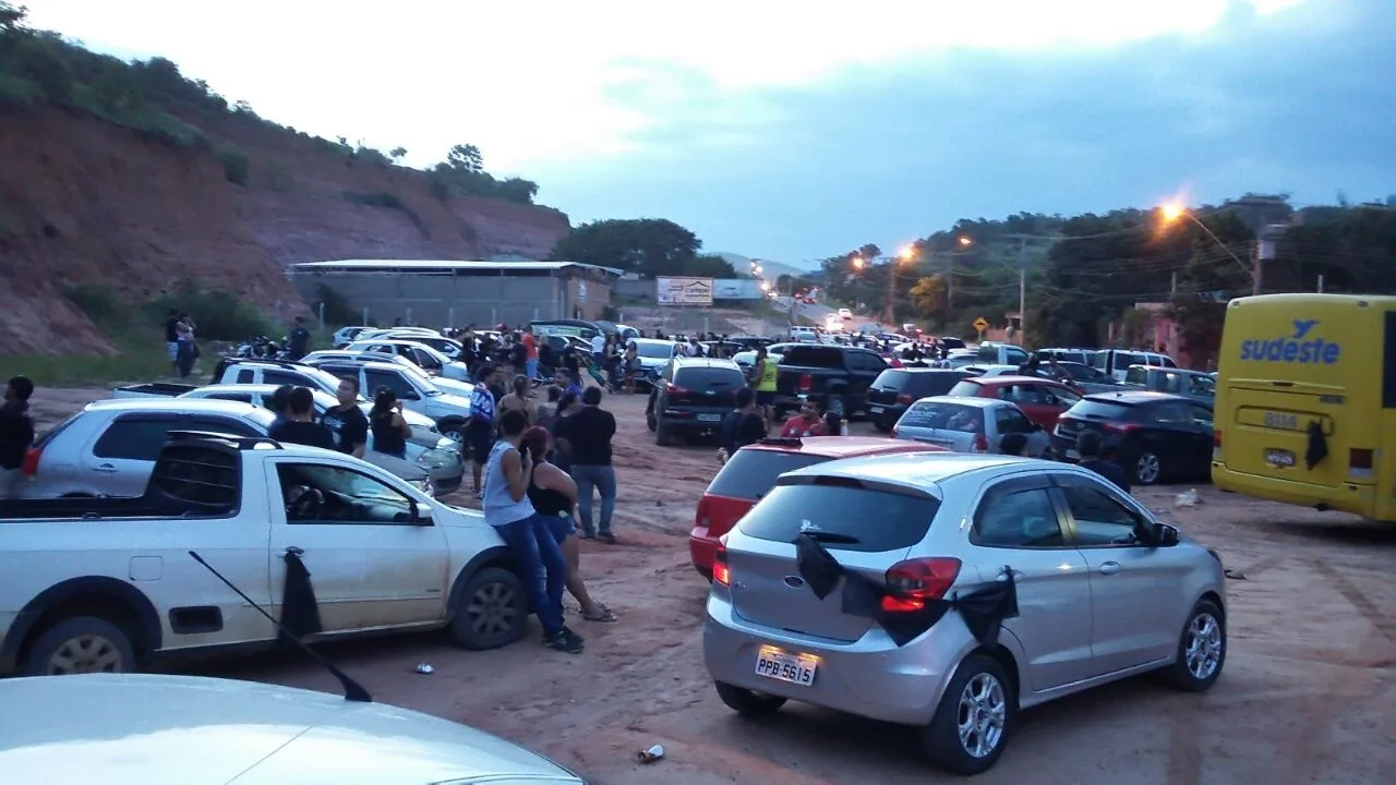 Manifestantes fazem carreata em apoio ao prefeito cassado de Itapemirim