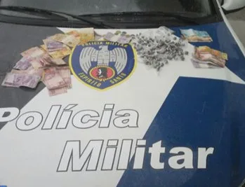 Mais de 100 buchas de maconha e quase R$ 1 mil reais são encontrados dentro de escola em Vila Velha