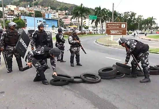 Trânsito é liberado na Segunda Ponte após protesto de taxistas