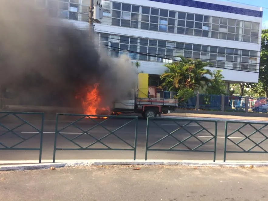 Caminhonete pega fogo e deixa um ferido em grave acidente na Avenida Beira-Mar, em Vitória