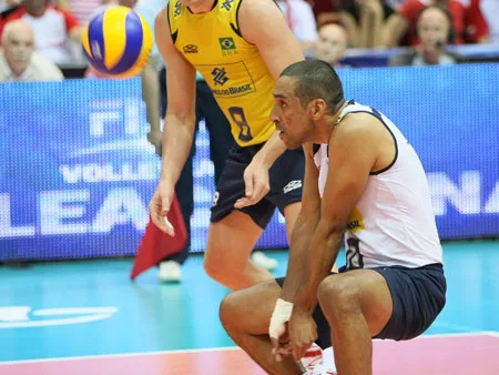 Veteranos da seleção de vôlei, Murilo e Serginho motivam e protegem os mais novos