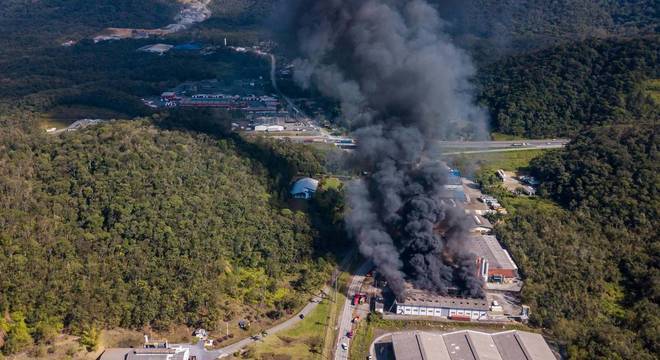 Empresa de recicláveis é atingida por incêndio de grandes proporções em Santa Catarina