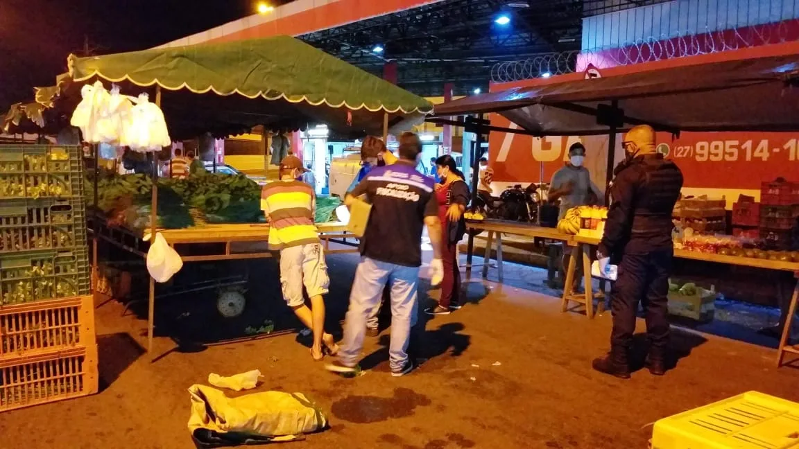 Feirantes recebem orientação para prevenção ao coronavírus na feira do Aribiri, em Vila Velha