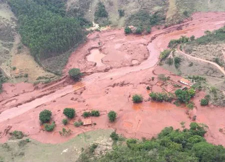 Governo do Espírito Santo alerta ribeirinhos de Colatina sobre onda de lama