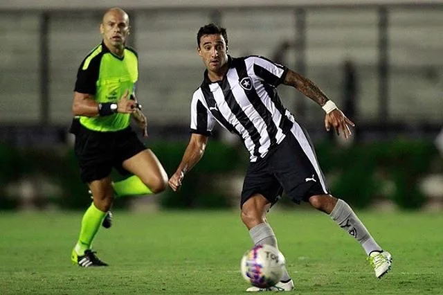 Com gol no fim, Botafogo vence o Bangu e se classifica no Campeonato Carioca