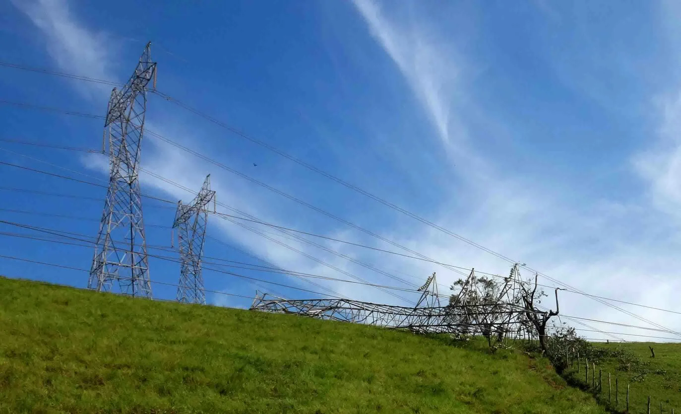 Apagão no Sul do Estado após vendaval derrubar torres de energia elétrica