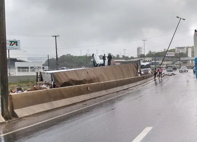 Carreta tomba, interdita a BR-101 e deixa dois feridos em Viana