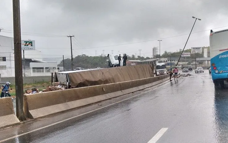 Carreta tomba, interdita a BR-101 e deixa dois feridos em Viana