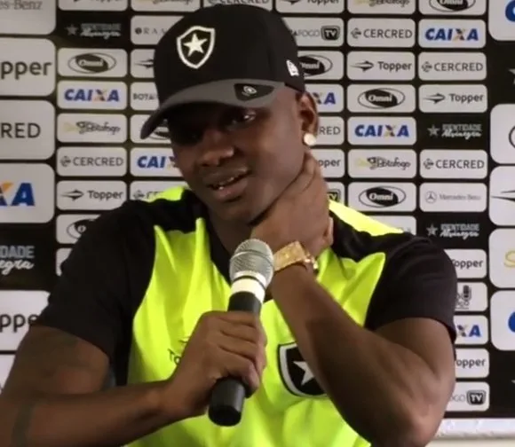 Recuperado, Sassá espera voltar a ser titular do Botafogo: "Mesmo sem perna"