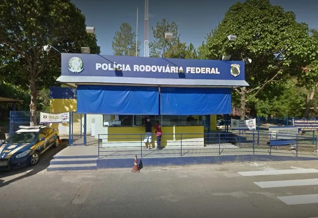 Dupla tenta liberar veículo retido na PRF com documento falso e acaba presa na Serra