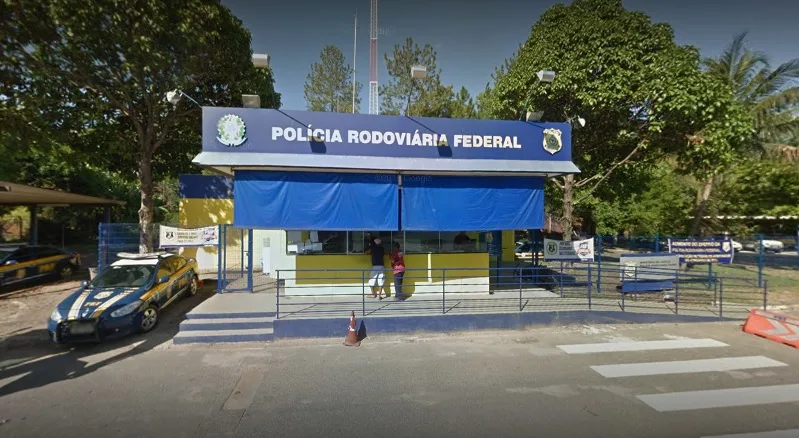 Dupla tenta liberar veículo retido na PRF com documento falso e acaba presa na Serra