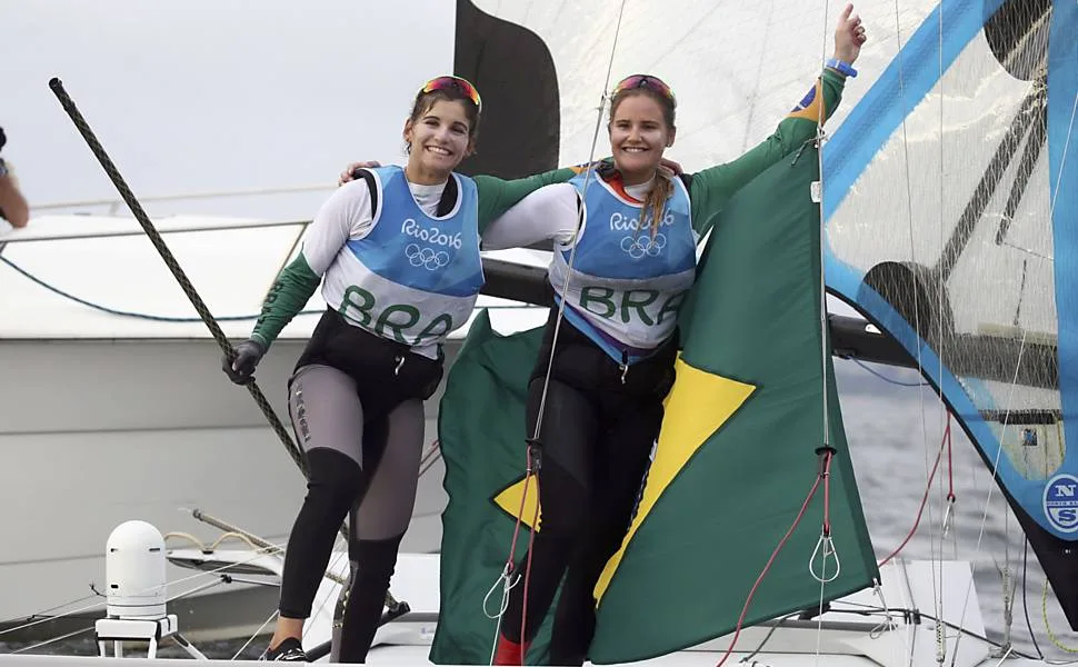 Com duas vitórias, Martine e Kahena saltam para a liderança do Mundial da 49erFX