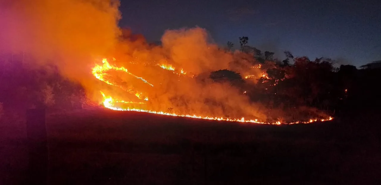 Bombeiros combatem incêndio florestal em Barra de São João Pequeno