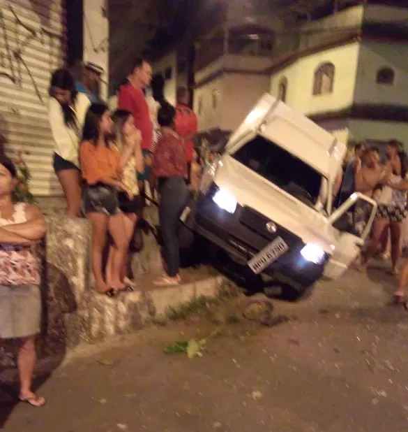 Adolescente e jovem são atropelados por carro desgovernado em Cariacica