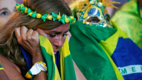 Torcedores brasileiros e estrangeiros na Arena Fifa Fan Fest, em Copacanaba, na zona sul do Rio de Janeiro, onde acompanham por um telão a partida entre Brasil e Holanda, válida pela disputa do terceiro lugar da Copa do Mundo. O local, que tem capacidade para cerca de 55 mil pessoas, atingiu lotação máxima.