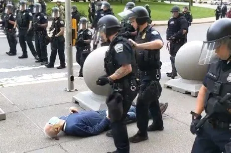 Idoso é empurrado por policiais durante protesto; governador pede que agente seja demitido