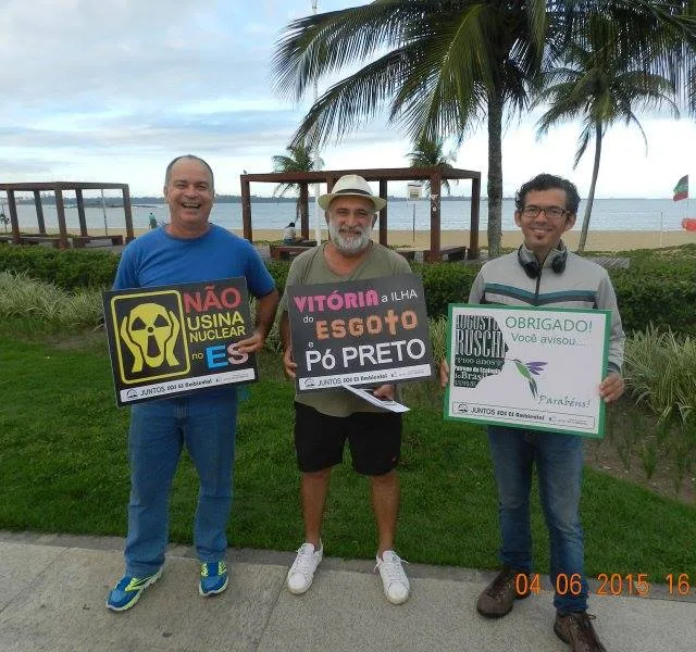 Manifestantes protestam contra pó preto no Dia do Meio Ambiente, em Vitória