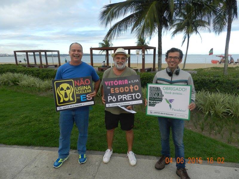 Manifestantes protestam contra pó preto no Dia do Meio Ambiente, em Vitória