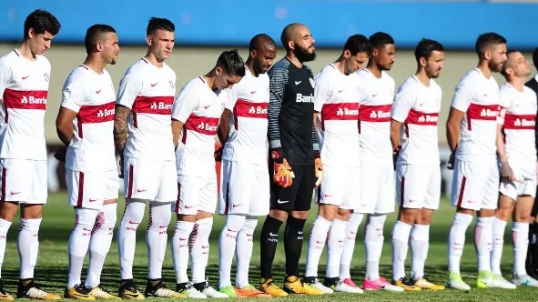 Guarani e Internacional fazem o confronto de campeões brasileiros na Série B