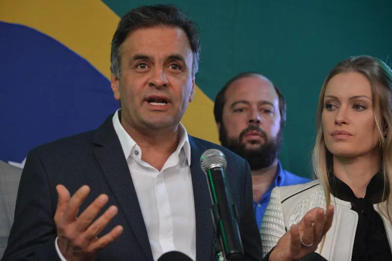 No Facebook, Aécio agradece os 4 milhões de seguidores