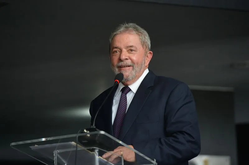 Crítico de ladrão deve entrar na política, diz Lula