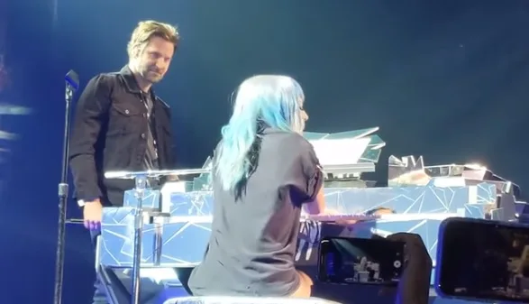 VÍDEO | Bradley Cooper aparece de surpresa e canta Shallow com Lady Gaga durante show