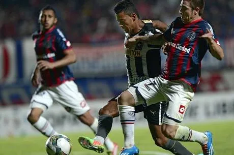 Brazil’s Botafogo’s forward Wallyson (C) vies for the ball with Argentina’s San Lorenzo’s defender Julio Buffarini (R) during their Copa Libertadores 2014 group 2 football match at Pedro Bidegain stadium in Buenos Aires, Argentina, on April 9, 2014. AFP PHOTO / DANIEL GARCIA