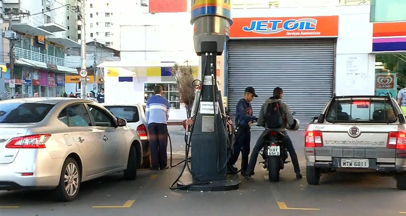 Postos são abastecidos e capixabas correm para encher o tanque dos veículos