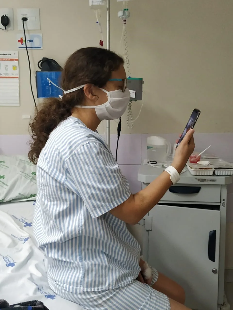 Mãe internada em hospital vê filho recém-nascido em encontro virtual