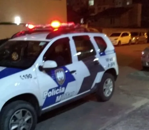 Mulher tem veículo levado por criminoso armado ao estacionar em frente ao portão de casa em Itaparica