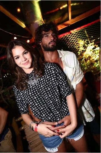 Bruna Marquezine posa com o namorado novo Marlon Teixeira em festa