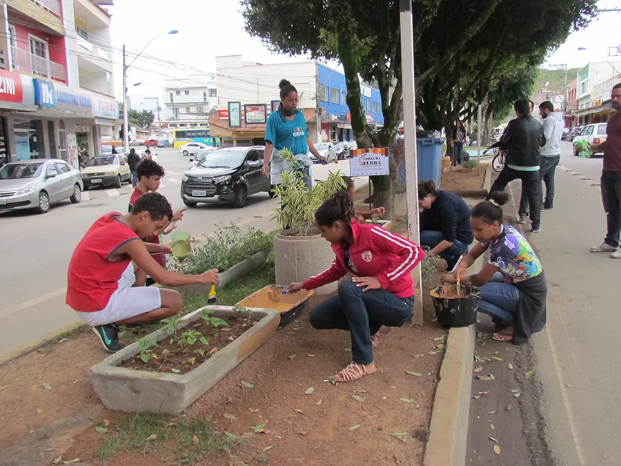 Projeto sustentável ‘Cores da Terra’ deixa as ruas de Guaçuí mais coloridas