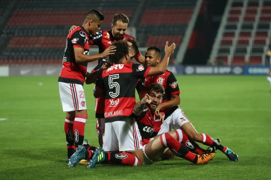 Com 1º gol de Vinícius Junior, Flamengo goleia por 5 a 0 e passa na Sul-Americana