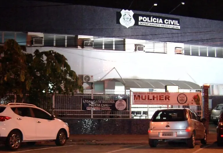 Carro de funerária chega ao DML de Vitória para levar corpos de irmãos a Linhares