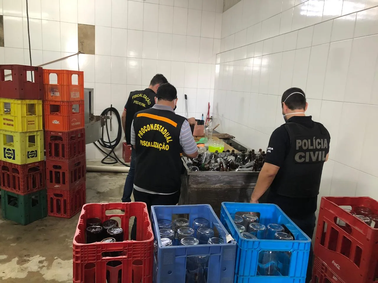 Polícia apreende 30 mil litros de cachaça em fábrica clandestina na Serra