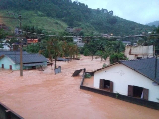 Concessionária de Cachoeiro fornece água potável para cidades atingidas pela chuva