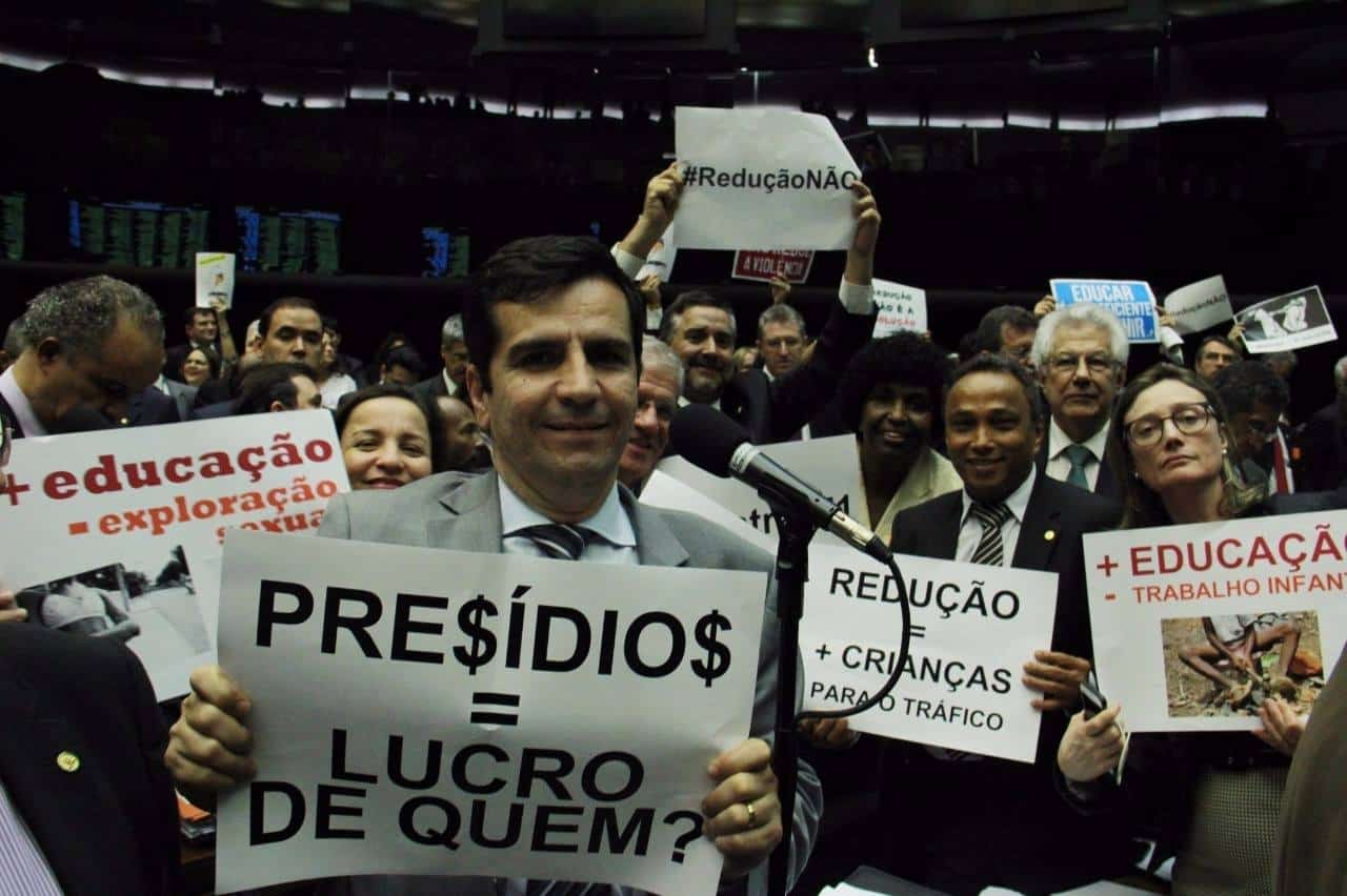 Givaldo comemora votação com cartaz e sorriso amarelo