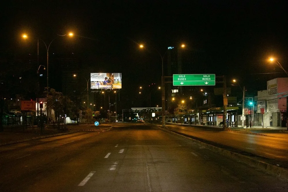 SANTIAGO,,CHILE,24.03.2020:CORONAVÍRUS-TOQUE-RECOLHER-SANTIAGO – Toque de recolher em Santiago no Chile, na madrugada desta terça-feira (24), para garantir o cumprimento da medida restritiva que tem como objetivo impedir a propagação do coronavírus, Covid19. (Foto: Cleber de Oliveira/Futura Press/Folhapress)