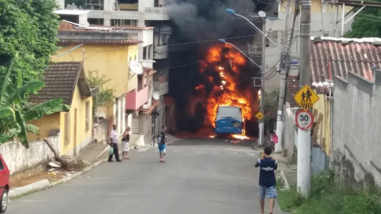 Homens armados ateiam fogo em ônibus em Vila Velha