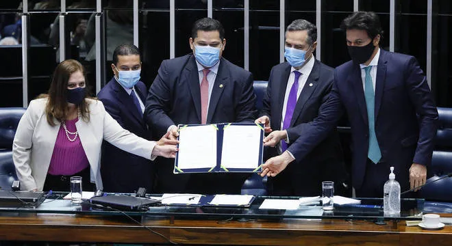 Congresso oficializa adiamento de eleições municipais para novembro