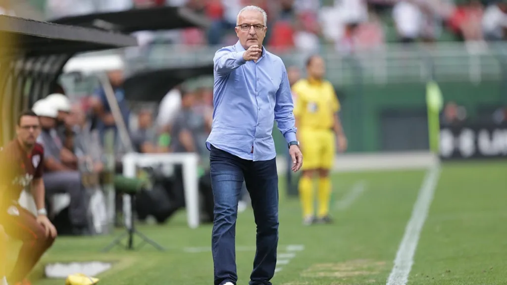 Dorival revela bastidor do 'sumiço' de Cueva: 'Ninguém passou a mão na cabeça'