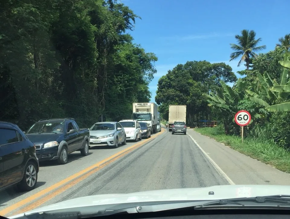 Motoristas enfrentam trânsito lento na volta do feriado em rodovias do Espírito Santo