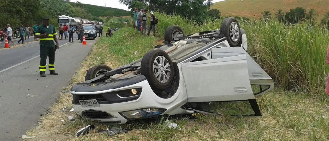 Acidente com carreta mata um, deixa feridos e fecha a BR-101 em Fundão